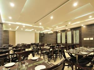 Restaurace v ubytování Hotel Sky Rich International - Just a min walk from Karol Bagh Metro Station