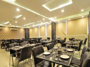 Restaurace v ubytování Hotel Sky Rich International - Just a min walk from Karol Bagh Metro Station