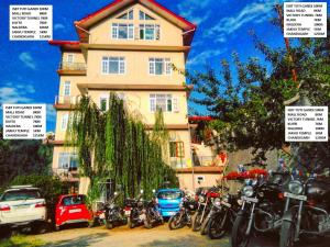 un gruppo di motocicli parcheggiato di fronte a un edificio di Sai Cottage Shimla a Shimla
