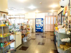 Supermarket nebo jiné obchody v  hotelu nebo okolí