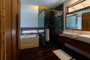 
A bathroom at Medhufushi Island Resort
