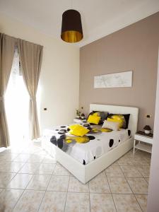 ein Schlafzimmer mit einem Bett mit gelben und schwarzen Kissen in der Unterkunft B&B Feni in Pompei