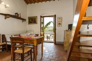 cocina y comedor con mesa y sillas en Agriturismo Olmi Grossi, en Impruneta