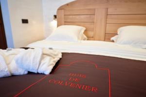 A bed or beds in a room at Hotel Colvenier