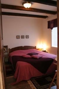 Un pat sau paturi într-o cameră la Vuokatin Aateli Ritari & Lady
