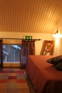 ブオカッティにあるVuokatin Aateli Ritari & Ladyのベッドルーム(ベッド1台、窓付)