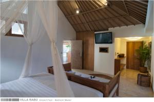 un dormitorio con una cama con mosquitera en 3BR Villa Rabu - Minggu Villas Seminyak, en Seminyak 31 fotos más