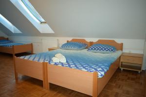Postel nebo postele na pokoji v ubytování Farm Stay Zevnik