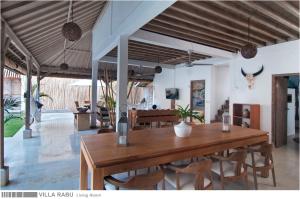 Un comedor con mesa y sillas de madera. en 3BR Villa Rabu - Minggu Villas Seminyak, en Seminyak
