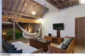 sala de estar con hamaca y TV en 3BR Villa Rabu - Minggu Villas Seminyak, en Seminyak