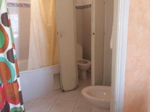 un bagno con un water e un lavandino di Hotel Le Gardenia (ex Lutetia) a Tangeri