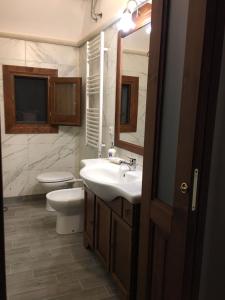 A bathroom at San Leonardo - ApartHotel