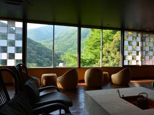 Camera con finestre affacciate su una montagna. di Hatago Kintoen a Hakone