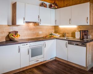 Kuchnia lub aneks kuchenny w obiekcie Appartementhaus Speckalm