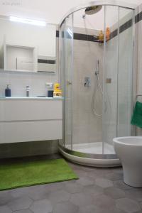 ローマにあるAppartamento a uso turisticoのバスルーム(シャワー、シンク付)