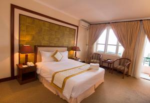 Postel nebo postele na pokoji v ubytování Palace Hotel Vung Tau