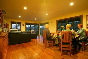 Abseil Inn في وايتومو كيفز: مجموعة من الناس يجلسون في غرفة المعيشة