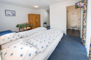 Postel nebo postele na pokoji v ubytování Hotel Rhodania