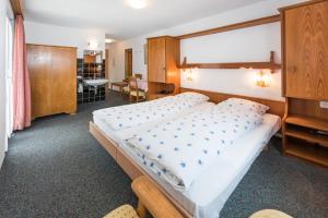 Postel nebo postele na pokoji v ubytování Hotel Rhodania