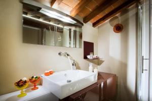 A bathroom at Le Residenze a Firenze - Residenza Covoni Apartment in the historical center of Florence