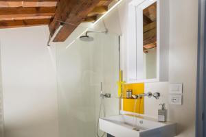 A bathroom at Le Residenze a Firenze - Residenza Covoni Apartment in the historical center of Florence
