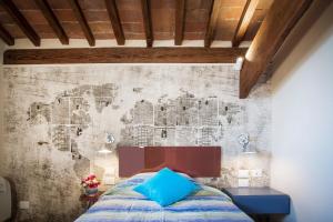 A bed or beds in a room at Le Residenze a Firenze - Residenza Covoni Apartment in the historical center of Florence