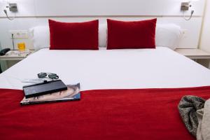 Posteľ alebo postele v izbe v ubytovaní Hotel Pompaelo Plaza del Ayuntamiento & Spa