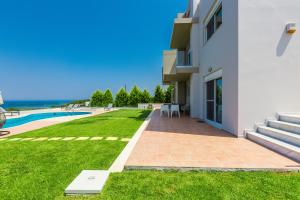 Πισίνα στο ή κοντά στο Kosta Mare Villa, panoramic views, By ThinkVilla