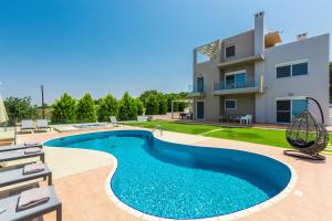Πισίνα στο ή κοντά στο Kosta Mare Villa, panoramic views, By ThinkVilla