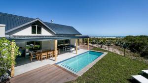 Piscina a Willow Beach House - with backup power o a prop