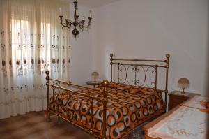 1 dormitorio con cama y lámpara de araña en La Rinascita, en Crespina