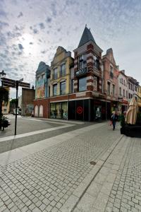 une rue avec des bâtiments dans une rue de la ville dans l'établissement miniHostel Żary, à Żary