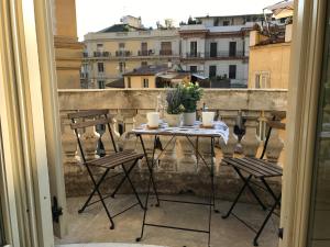 d'une table et de chaises sur un balcon avec vue. dans l'établissement Sweethome Crispi, à Rome