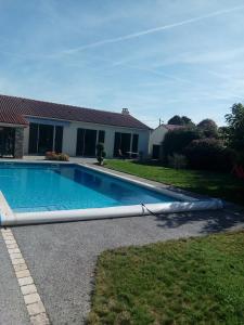 Piscina a Chambre d'hôte le Bois Joli o a prop