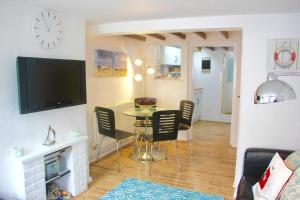 A television and/or entertainment centre at Seaside Fisherman Cottage Southwold