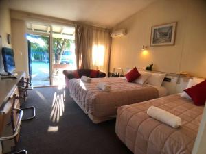 Cette chambre dispose de deux lits et d'un balcon. dans l'établissement Tui Lodge Motel, à Christchurch