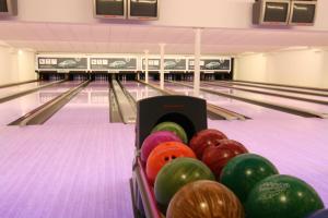 a bowling alley with pins and balls on the lanes at Hotel S-centrum Děčín in Děčín