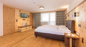 Un pat sau paturi într-o cameră la Hotel Garni Birkenhof