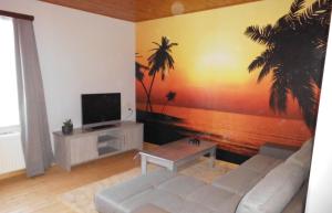 ein Wohnzimmer mit einem Sofa und einem TV in der Unterkunft 't Eenvoud - Logies in Knokke-Heist