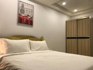 a bedroom with a bed and a picture on the wall at Umali Kayo at Megatower Residences II in Baguio