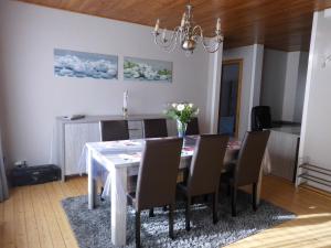 une salle à manger avec une table et des chaises blanches dans l'établissement 't Eenvoud - Logies, à Knokke-Heist
