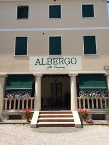 Albergo Alla Campana في تيني: مبنى عليه لافته تقرأ albergo