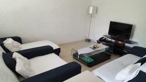 Una televisión o centro de entretenimiento en Villa in Le Tamier, 4 bedrooms, 300m Flic en Flac beach