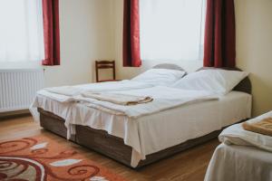 Ένα ή περισσότερα κρεβάτια σε δωμάτιο στο SZÉP KERT VENDÉGHÁZ