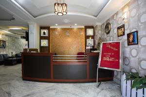 una sala de espera con un mostrador y una señal en Golden Star Continental & Spa, en Gangtok
