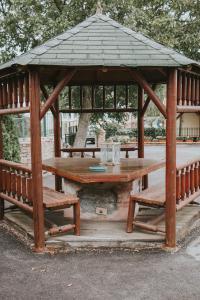 Galeriebild der Unterkunft SZÉP KERT VENDÉGHÁZ in Szekszárd