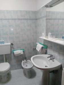 bagno con servizi igienici e lavandino di Hotel La Meridiana a Urbino