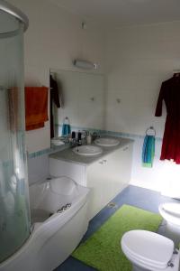 ein Badezimmer mit zwei Waschbecken, einer Badewanne und einem WC in der Unterkunft Cosy apartment in Kranjska Gora