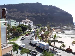 Vistas a una calle con una montaña en el fondo en Apartamento Luz y Mar, en Tazacorte 10 fotos más
