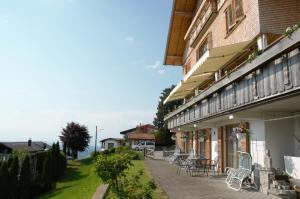 een patio van een gebouw met stoelen en tafels bij Hotel Dreiländerblick Dornbirn in Dornbirn